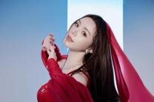 Sao Việt: Hoa hậu Khánh Vân đăng ảnh sexy, Thanh Hương khoe vai trần gợi cảm
