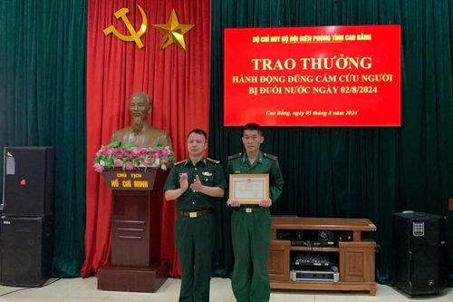 Khen thưởng Binh nhất Lý Văn Vũ dũng cảm cứu người bị đuối nước