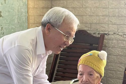Chủ tịch Ủy ban MTTQ Việt Nam tỉnh Cao Văn Quang thăm, tặng quà các Mẹ Việt Nam anh hùng