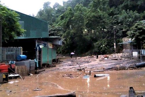 Sạt lở đất đá gây thiệt hại tại xã Huổi Lèng