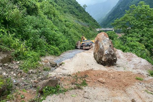 Khoảnh khắc hòn đá khổng lồ lăn từ trên núi xuống đè bẹp máy xúc đang di chuyển