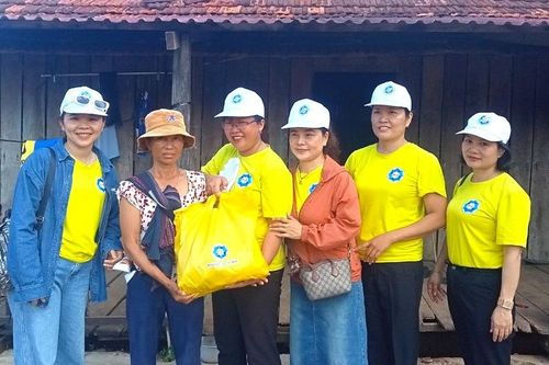 Khám bệnh, cấp thuốc, tặng quà người dân làng Brang Đak Kliết