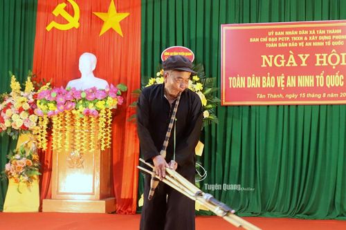 'Hạt nhân' văn nghệ của bản Mông