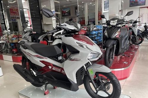 Giá xe Air Blade 2 phiên bản mới giảm mạnh trong tháng 8/2024