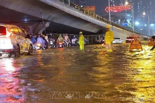 Hà Nội: Mưa lớn gây ngập úng cục bộ tại nhiều tuyến phố, giao thông di chuyển khó khăn