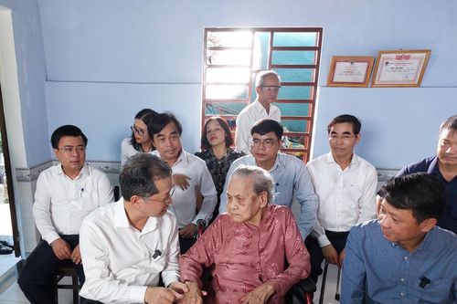 Bí thư Thành ủy Đà Nẵng Nguyễn Văn Quảng thăm và tặng quà tri ân Bà mẹ Việt Nam anh hùng Phạm Thị Thìn tại Hòa Vang