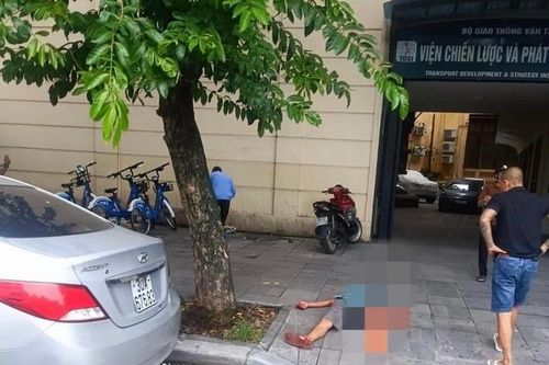 Nguyên nhân vụ người đàn ông bị chém gục trên phố Hà Nội