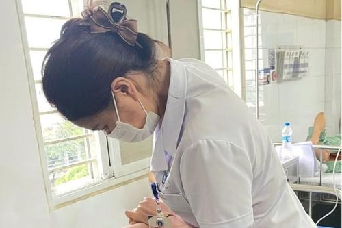 Ba ngày hít 15 quả bóng cười, nữ sinh 16 tuổi bị liệt hai chân