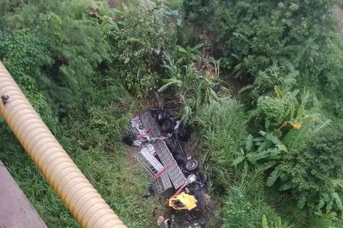 Xe mất lái trên cao tốc Nội Bài - Lào Cai lao xuống cầu, 2 người bị thương