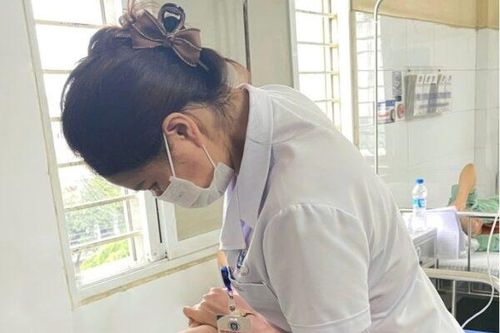 Hút 15 quả bóng cười trong vòng 3 ngày, nữ sinh bị liệt hai chân