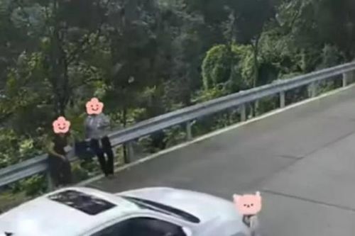 Bé trai 2 tuổi ở Trung Quốc bị ô tô hất văng vì bố mẹ bắt tập sang đường một mình