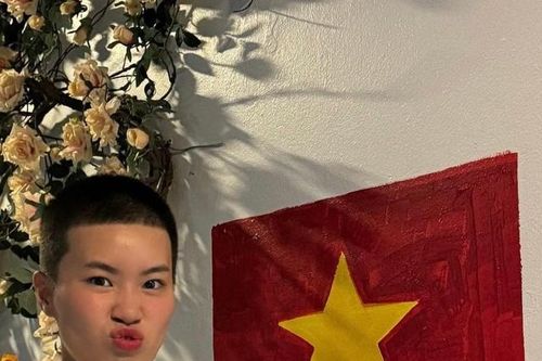 Rapper Pháo 'đu trend' vẽ lá cờ Tổ Quốc ở ban công nhà