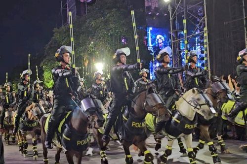 Người dân, khách Tây thích thú xem dàn Kỵ binh biểu diễn