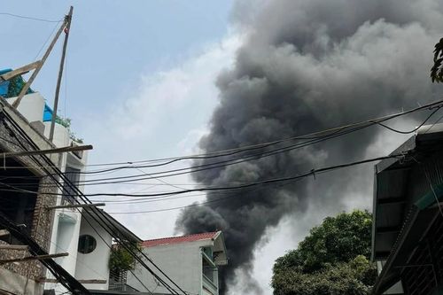 Hà Nội: Nhà dân cháy ngùn ngụt giữa trưa rằm tháng 7