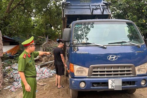 Bắt quả tang lái xe đổ trộm phế thải ra môi trường