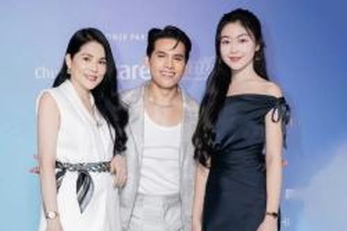Con gái Lọ Lem nhà MC Quyền Linh dùng túi hiệu Dior cỡ nhỏ dự sự kiện