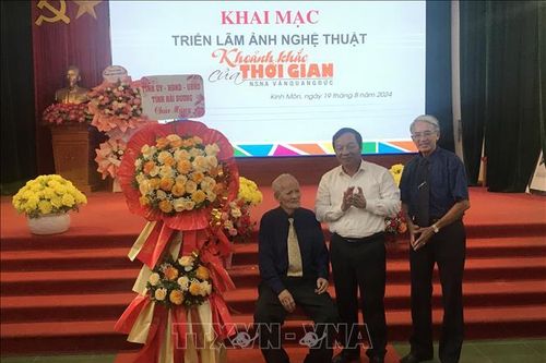Nghệ sỹ 109 tuổi làm triển lãm 'Khoảnh khắc của thời gian'