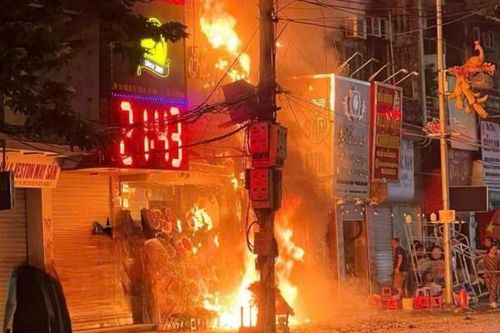 Bắc Ninh: Nhà 5 tầng bị cháy trơ khung sắt trong đêm Rằm tháng 7