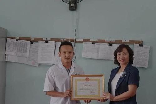 Bác sĩ trẻ giúp sản phụ vượt cạn bên đường quốc lộ