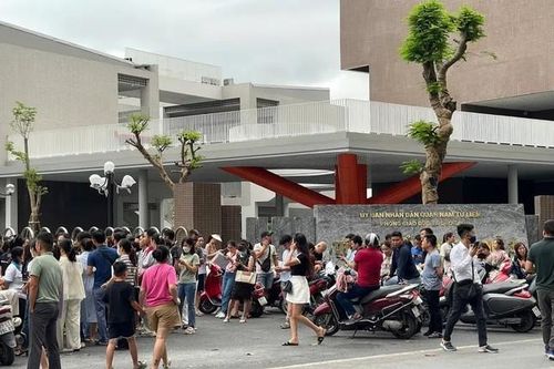 Hà Nội: Phụ huynh vây kín cổng trường vì lo con không được học gần nhà