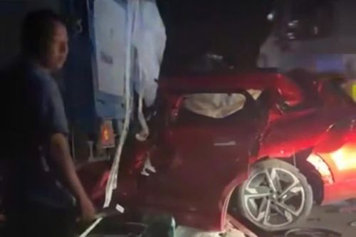 Xe con đâm vào xe tải đang dừng trên cao tốc Hà Nội- Thái Nguyên, tài xế tử vong