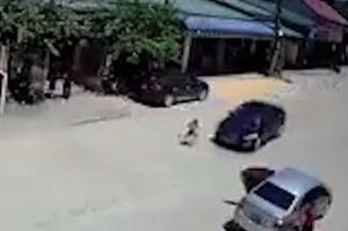 Em bé bị ô tô hất văng khi chạy băng qua đường