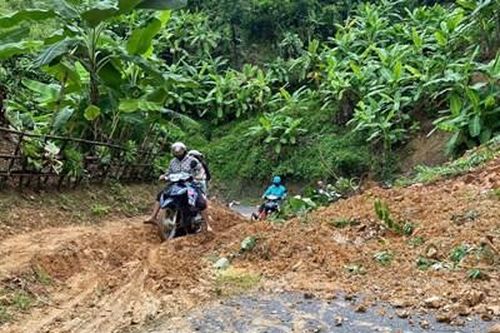 Sơn La: Nhiều tuyến đường trên địa bàn huyện Quỳnh Nhai bị ách tắc do sạt lở