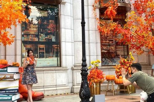 Bạn trẻ Sài Gòn 'phát sốt' với những điểm check-in độc đáo mùa Thu
