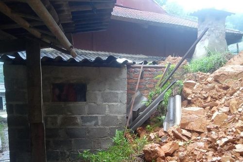 Nhiều nhà dân ở Bắc Kạn bị hư hỏng do mưa lớn, sạt lở