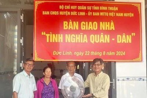 Bình Thuận bàn giao nhà 'Tình nghĩa quân dân' tặng người dân khó khăn