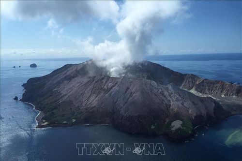 Núi lửa White Island 'thức giấc', nhiều chuyến bay bị hủy bỏ