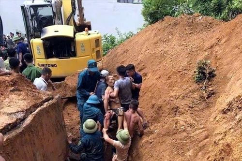 Kịp thời cứu sống một người dân sau 1 giờ bị vùi lấp do sạt lở đất