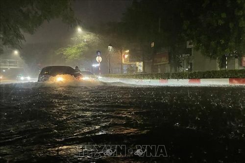 Hà Nội: Phố Bùi Xương Trạch ngập mênh mông, nước tràn vào nhà dân