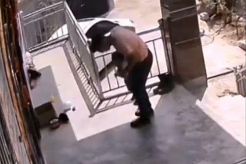 CLIP: Người cha xử lý cực nhanh cứu con trai khỏi 'vòng tay tử thần'