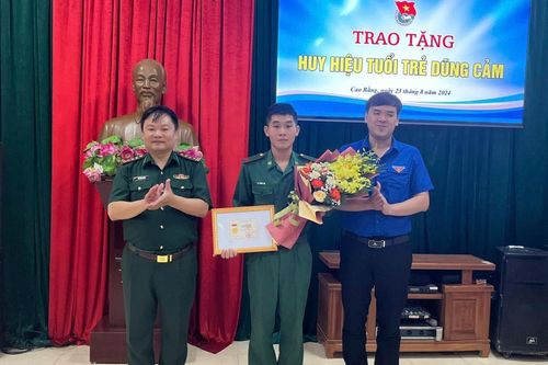 Trao tặng Huy hiệu Tuổi trẻ dũng cảm cho Binh nhất Lý Văn Vũ