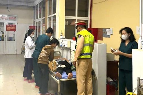 Công an đưa cô gái bị nhồi máu cơ tim trên xe khách đi cấp cứu kịp thời