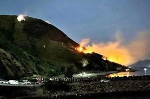 Huy động hàng trăm người dập tắt cháy rừng