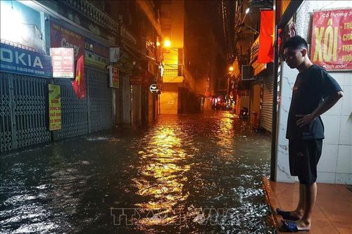 Người dân Hà Nội chực chờ trong đêm vì lo nước ngập tràn vào nhà