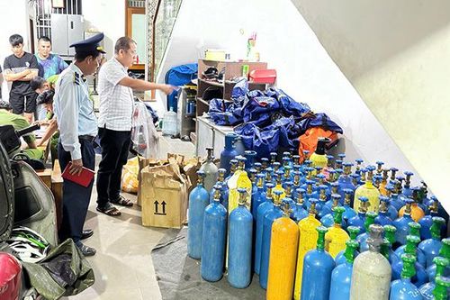 Đà Nẵng: Kiểm tra đột xuất kho hàng, tạm giữ 162 bình nghi chứa khí cười