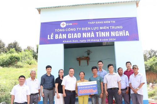 Công ty Cổ phần Điện lực Khánh Hòa bàn giao nhà tình nghĩa thứ 5 cho hộ nghèo