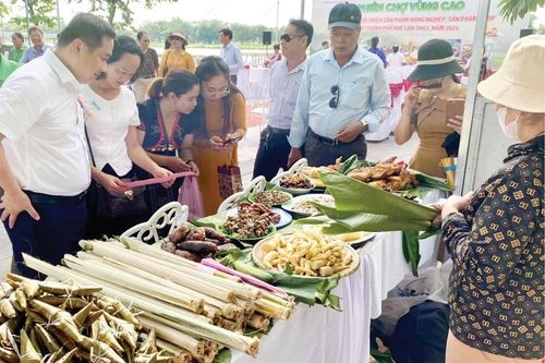 Kết nối tiêu thụ nông sản từ phiên chợ vùng cao