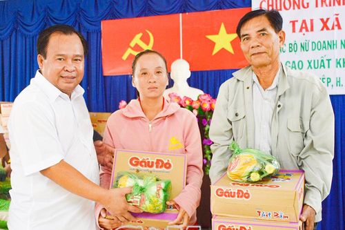 100 suất quà trao tặng bà con khó khăn, gia đình nạn nhân tai nạn giao thông