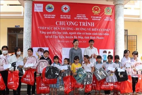 Nhiều hoạt động hỗ trợ người dân và học sinh có hoàn cảnh khó khăn