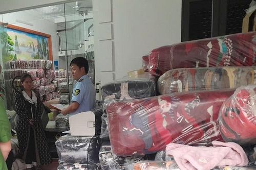 Buôn bán áo len 'second hand' giá 15.000 đồng/chiếc qua mạng, bị tịch thu hàng hóa