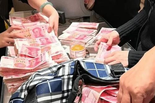 Khách hàng mang 84.000 USD tiền lẻ, bắt nhân viên đếm suốt 2 tiếng