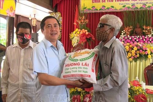 Tặng 2.000 phần quà cho người khiếm thị, người khó khăn ở Sóc Trăng