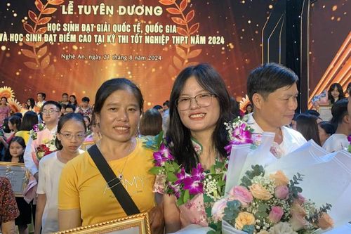 Cô học trò đầu tiên của bản vùng biên Nghệ An chạm ước mơ làm bác sĩ