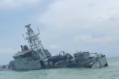 Tàu chiến Malaysia bất ngờ chìm khi đang hoạt động gần Singapore