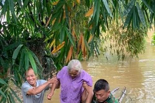 Bộ đội, dân quân giúp dân 'chạy' lũ