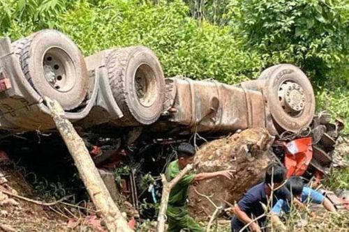 Xe đầu kéo rơi xuống vực, tài xế tử vong